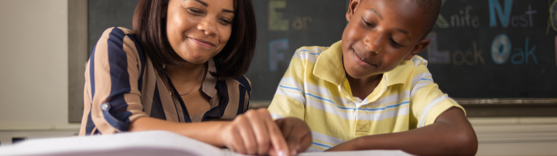 teacher with a visually impaired student — What is a Teacher of the Visually Impaired?